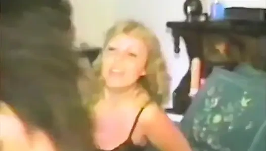 Dua lesbian jadul lagi asik muasin memek mereka pakai lidah dan dildo
