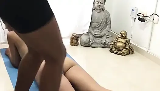 Evimin oturma odasında arkadaşımla seks yapıyorum.