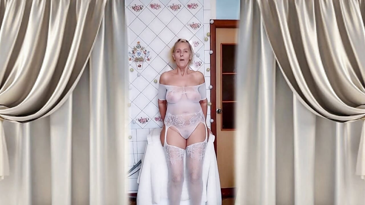 Flirten Im Weißen, Transparenten Body Verwandelt Sich in Heiße Masturbation.