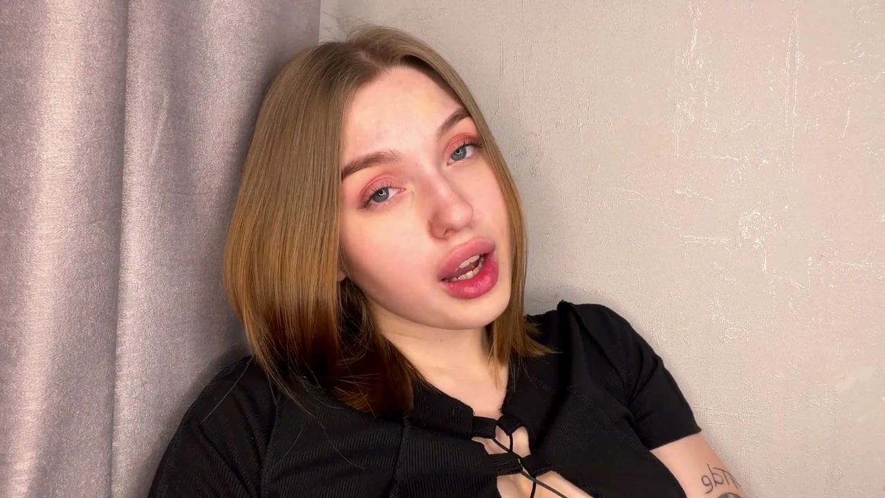 A Girl with a Juicy Ass Cums While at Home Alone