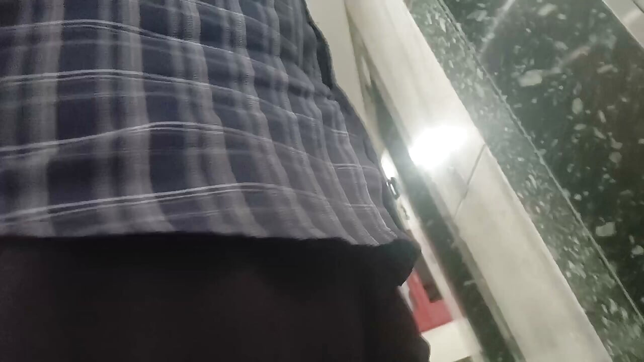 שליח מפלרטט עם הזין במעלית
