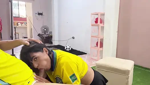 Schöne vollbusige brasilianische frau gibt ihrem stiefvater einen leckeren blowjob.