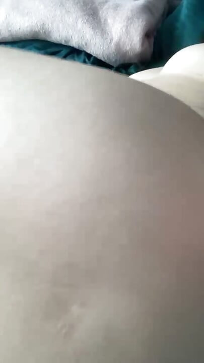 Juega y se toca el coño 💦 con los dedos