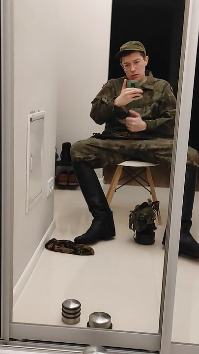 군인 장교 2에서 병사가 자위하는 장면