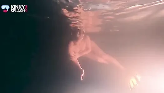 Cewek nakal jalang ini lagi asik mainin di bawah air sambil bugil