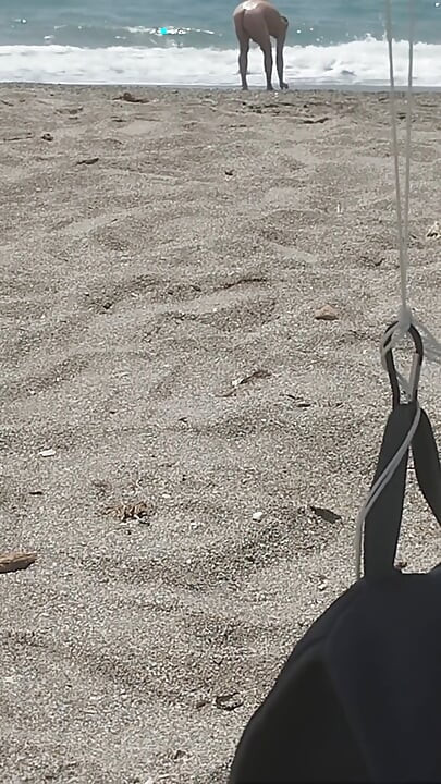 해변에서 벌거벗고 즐기고 있다