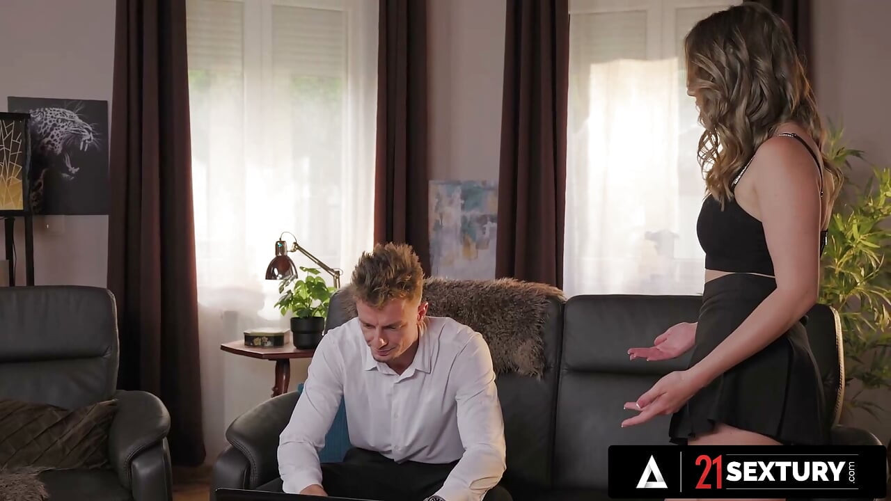 21 SEXTURY - Amalia Davis が仕事中毒の彼氏をアナルで誘惑