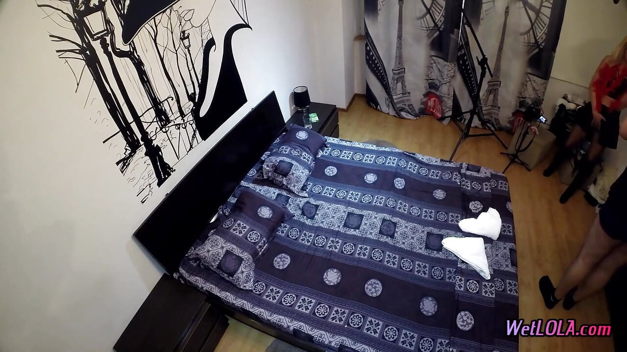在床上的玻璃杯裡撒尿