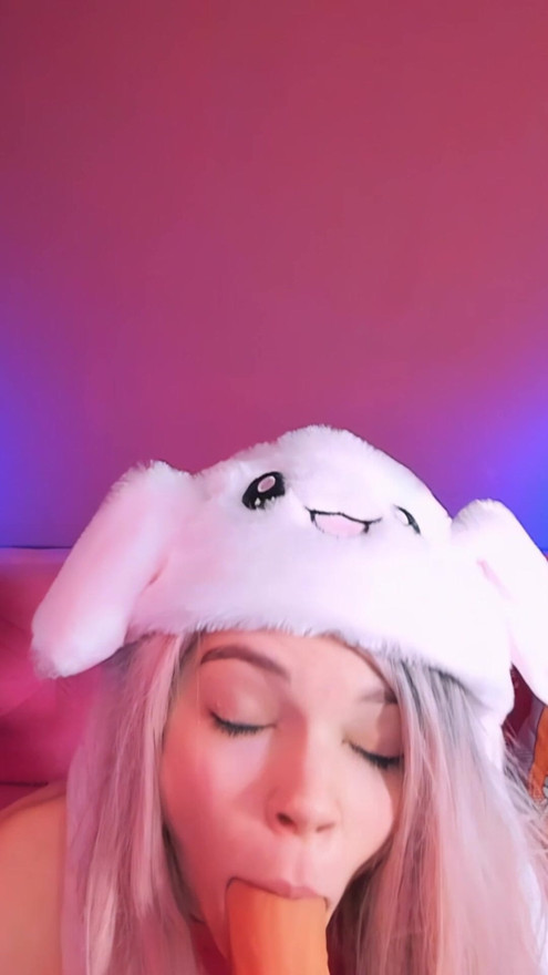 E-girl dildo blowjob