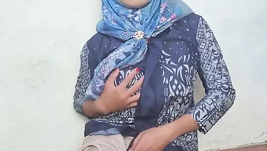 Süper sevimli tesettürlü tesettürlü tesettürlü mitha zhe büyük bir dildoyla oynuyor