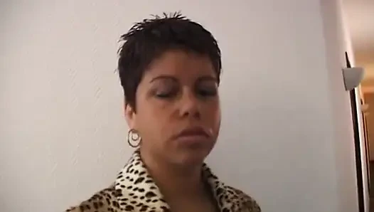 Pelacur ebony pantat besar menggosok dan meraba memeknya di casting