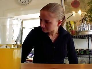 台所で硬いコックに乗っているドイツの曲線美の金髪の女