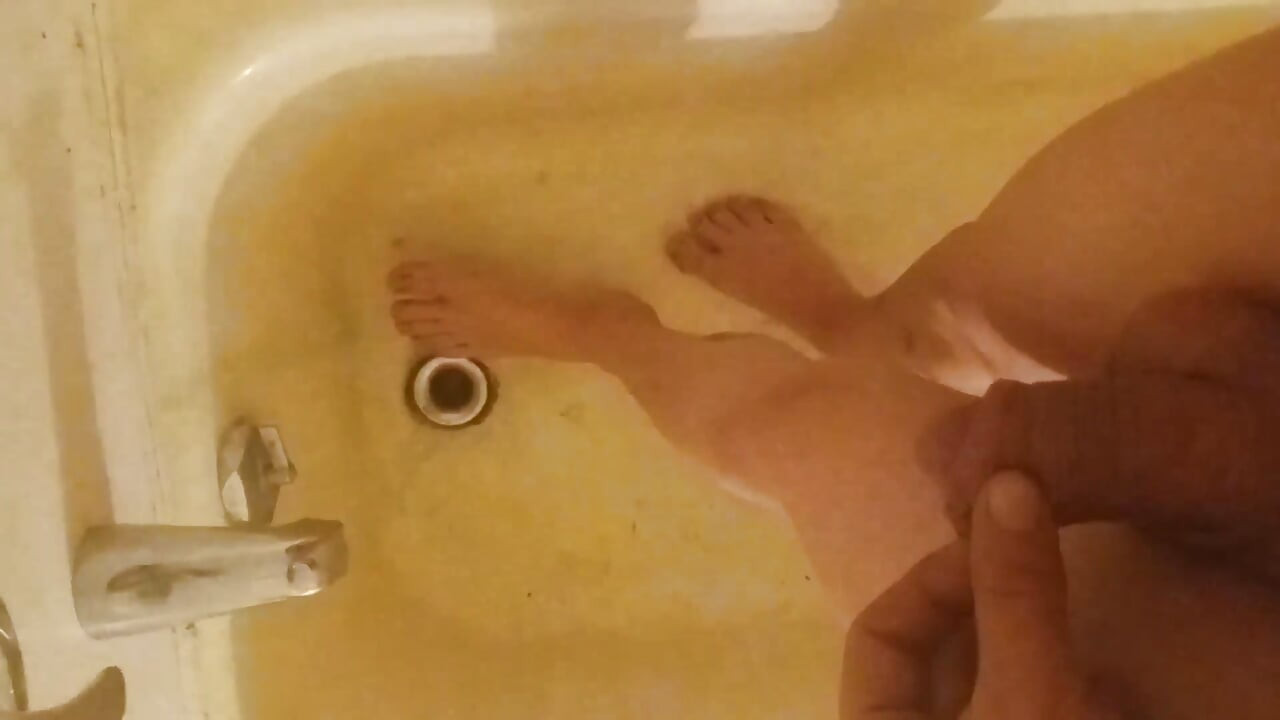 Andando nua e descalça mijando nos meus pés, em uma banheira