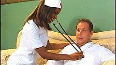 Czarna pielęgniarka jeździ na białym ogierze w klinice po tym, jak go bada
