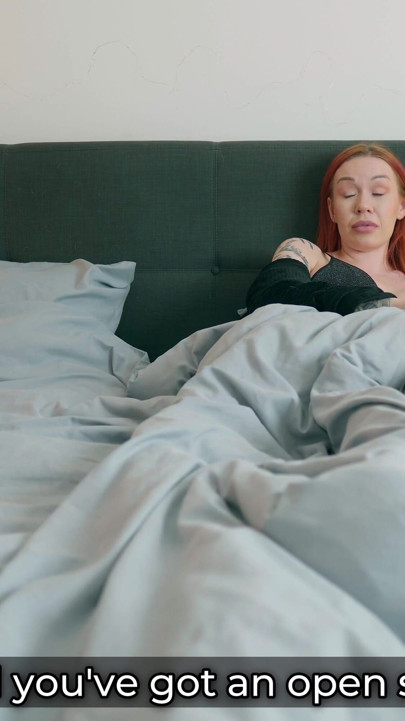 Madrasta flagra enteado masturbando para seu pornô em cama compartilhada - surpresa tabu com gozada interna! | Clipe 1
