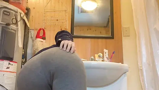 Hana lagi masak di dapur sebelum kencing di toilet