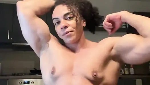 Ebenholz-milf tobt, keine gnade, keine scham