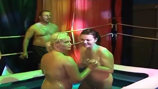 ıslak çifte penetrasyon çılgınlığı ile kaygan orta yaşlı seksi kadın grup seks