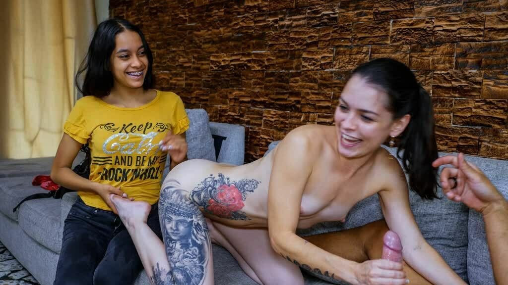 Yessica bunny 带了一个饥渴的朋友来参加她的第一次试镜