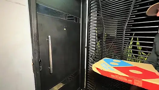 Dua gadis cantik kolombia memesan pizza pengiriman. Mereka bayar jasa seks threesome bareng!