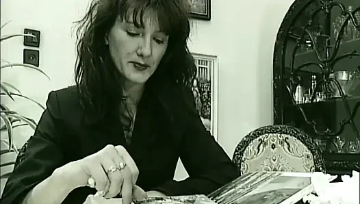 Azgın olgun üzgündü çünkü seks istiyordu, bu yüzden arkadaşı geldiğinde seks yapmak için mutlu oldu
