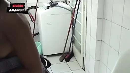 Pembantu difilmkan bekerja telanjang