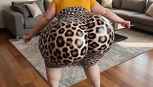 Девушка с большой попкой на животном принте трясет этим сексуально