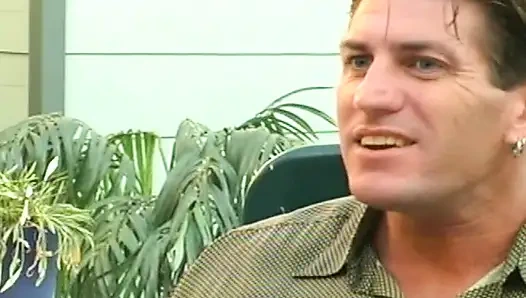 Memek cewek hot rambut pirang ini dientot gaya doggy habis-habisan sampai mengerang keenakan