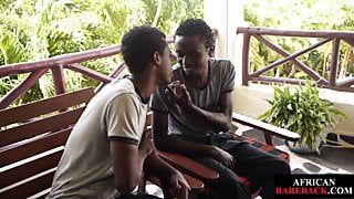 Afrikanischer Twink von Amateur-Freund ohne Gummi ohne Gummi gefickt, nach Tugjob