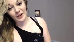 Sexy meisje wrijft en vingert poesje op cam