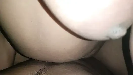 Aku menyetubuhinya dan membuatnya muncrat, itu sangat seksi.