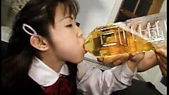 Asiatisches Mädchen gefickt und trinkt viel Pisse