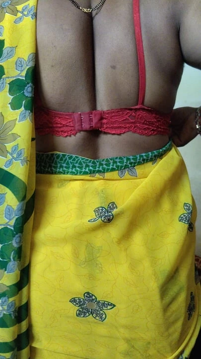 Desi Saira saree kuning di rumah menjolok bersendirian