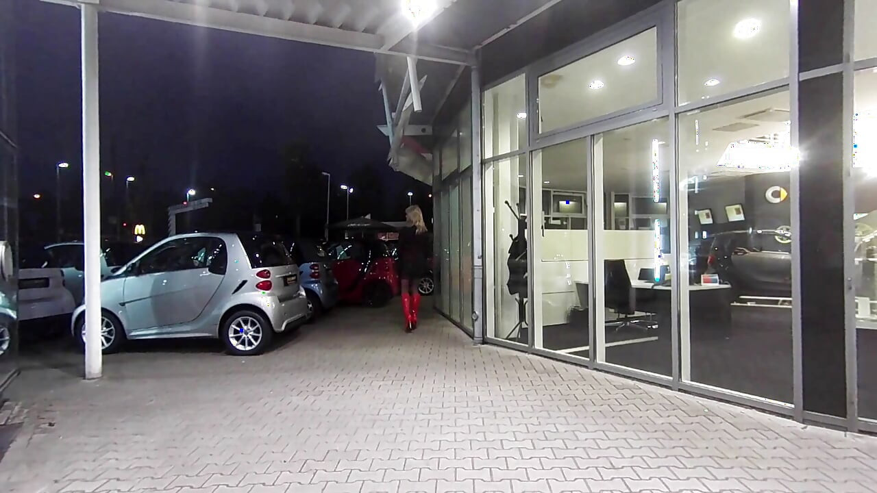 In stiletto's, netkousen en minirok in de sekswinkel en dan terug naar het hotel in de outfit