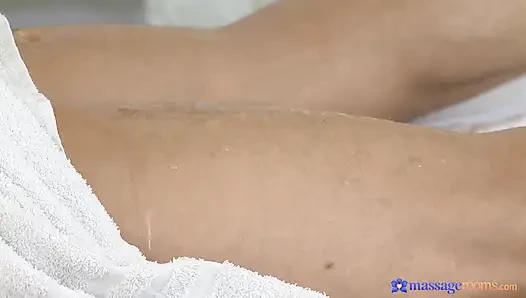 Massageräume - geile masseuse bekommt ihre muschi mit einem großen schwanz gefüllt