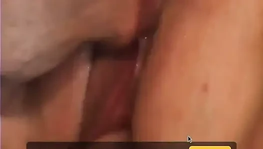 Cowok ini jilat dan fingering memek cewek seksi rambut pirang sebelum ngentot kontolnya di sofa