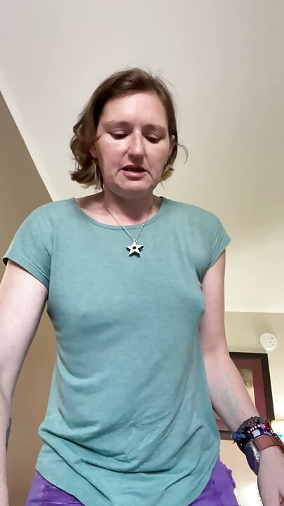 ¡Siéntate y cállate mientras hago un striptease, con un arbusto, tetas y vientre jugando!