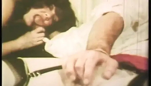 Винтажная волосатая киска трахает большой член, сосет тройничок