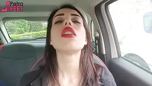 Gut aussehende petra raucht in ihrem auto