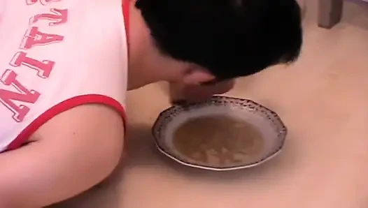 Кормит его своими ступнями