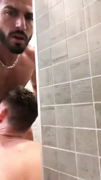 Горячий мускулистый трах в спортзале в душе