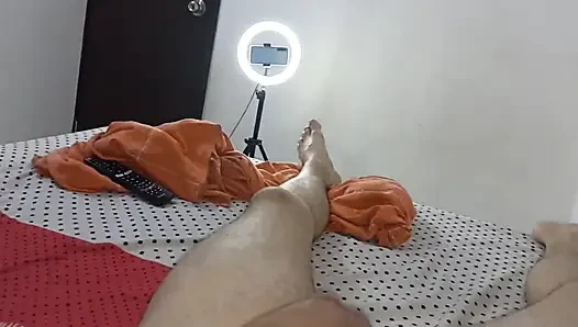 Semua orang keluar rumah dan aku pergi ke kamar saudara tiriku dan aku terkejut rekamannya dia menyukainya dan kami akhirnya fu