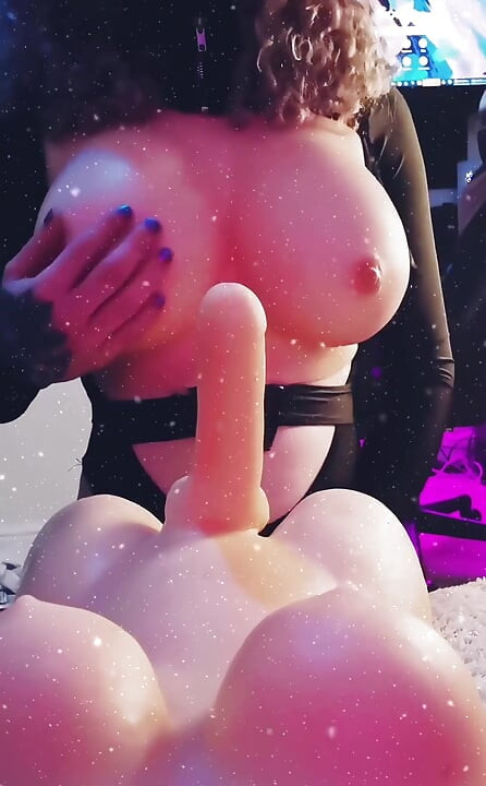 Твоята гледна точка: Връщаме се при моята след нощно излизане, играя си с твоя кур, правя те супер твърд, преди да го омекотя между тях