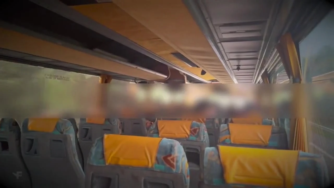 Otobüsün arka koltuğunda bir yabancıya bir ses verdim ve boşaldım