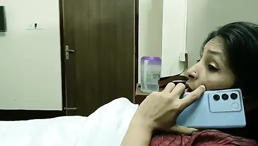 Зрелая милфа дези с 18-летним студентом