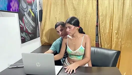 Adik tiri Indiaku yang super sange ini kecanduan kontol ngacengnya dientot habis-habisan sama kontol besarku.