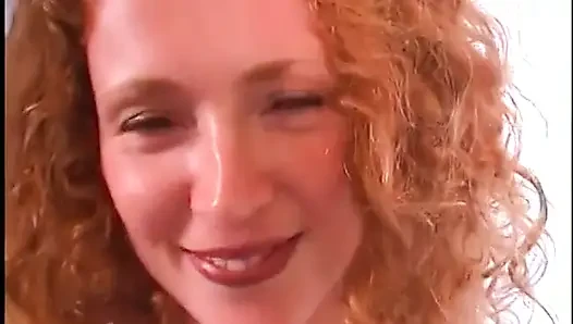 Cewek hot rambut merah lagi asik nyepong kontol dengan sensual