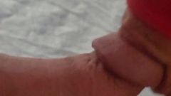 Close-up amador esposa chupando esperma, cuspindo máscara vermelha bdsm