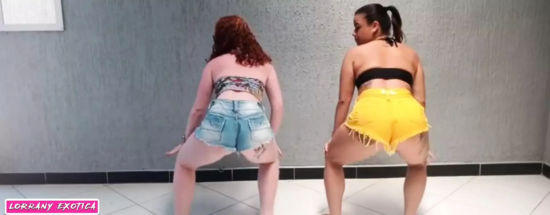 Morena e albina rabuda rebolando gostoso dançando funk de quatro peladinha e cheia de tesao