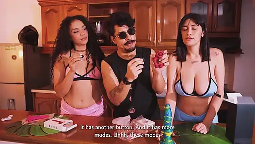 Bu 2 Georgeous'un biraz yardımla boşalması (badpeach oyuncakları incelemesi)